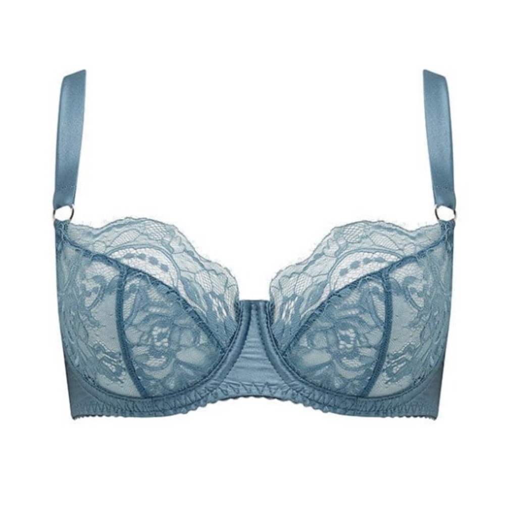 Balcony bra with lace and underwired straps encased in silk.
Crafted in Europe.